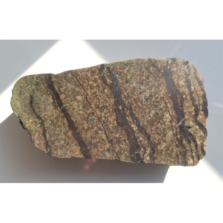 Zieleniec z żyłami hematytu z okolic Starych Bogaczowic