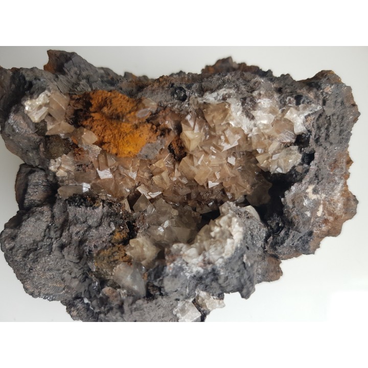 Szczotka idealnie wykształconych kalcytów w hematycie z Wilczej