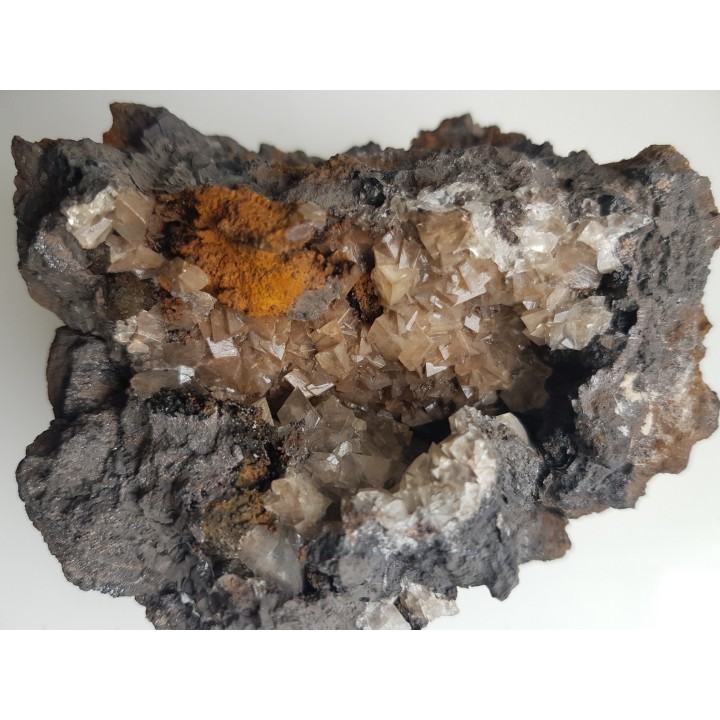 Szczotka idealnie wykształconych kalcytów w hematycie z Wilczej