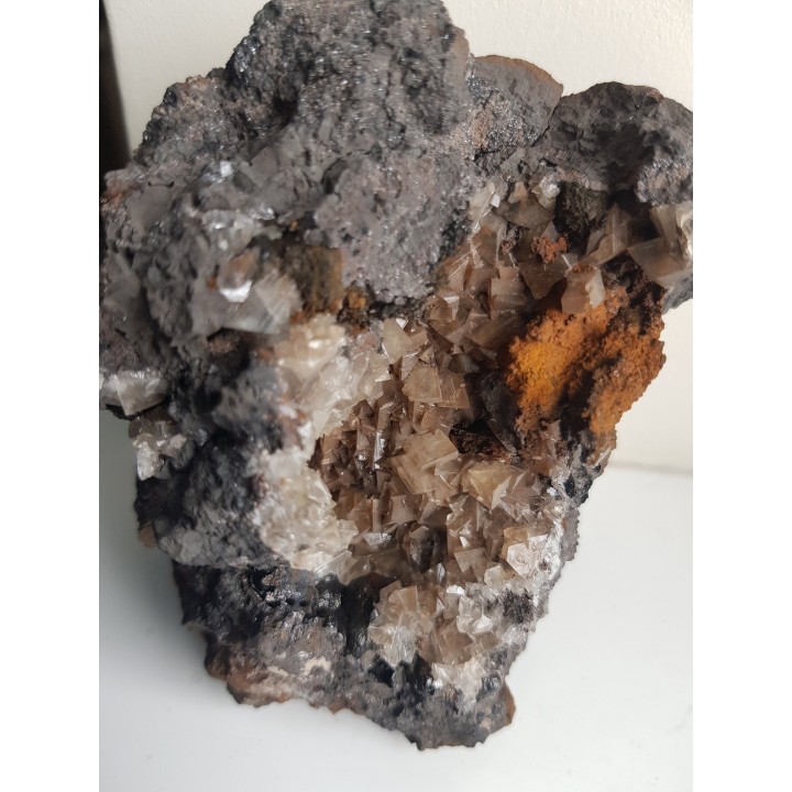 Szczotka idealnie wykształconych kalcytów w hematycie z Wilczej