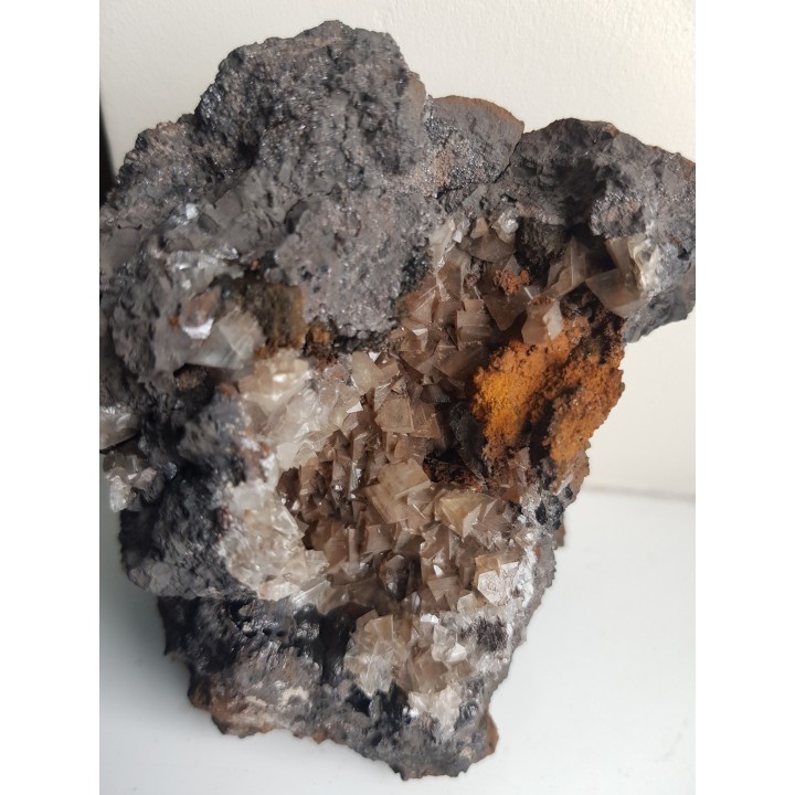 Szczotka idealnie wykształconych kalcytów w hematycie z Wilczej