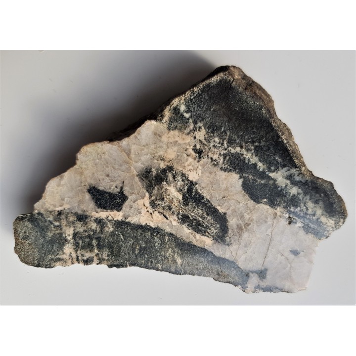 Szelit w kwarcu w amfibolicie piroksenowym z Droszkowa k. Jaszkowej Górnej