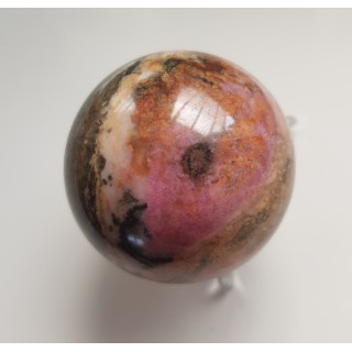 Polerowana kula z rodonitu z Saint Marcel (Dolina Aosty, Włochy)