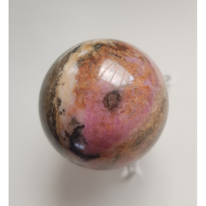 Polerowana kula z rodonitu z Saint Marcel (Dolina Aosty, Włochy)