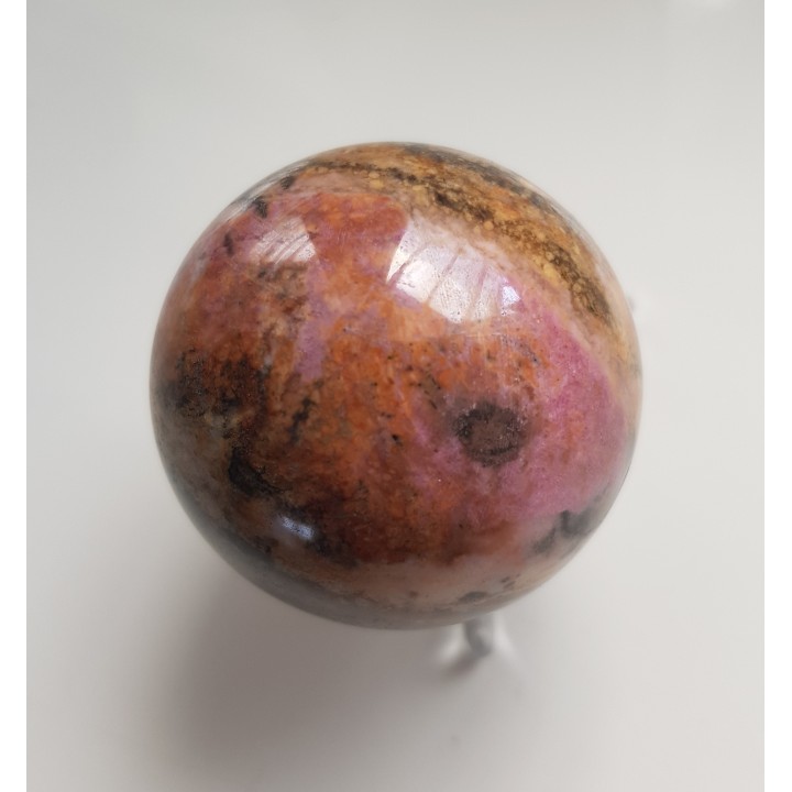 Polerowana kula z rodonitu z Saint Marcel (Dolina Aosty, Włochy)