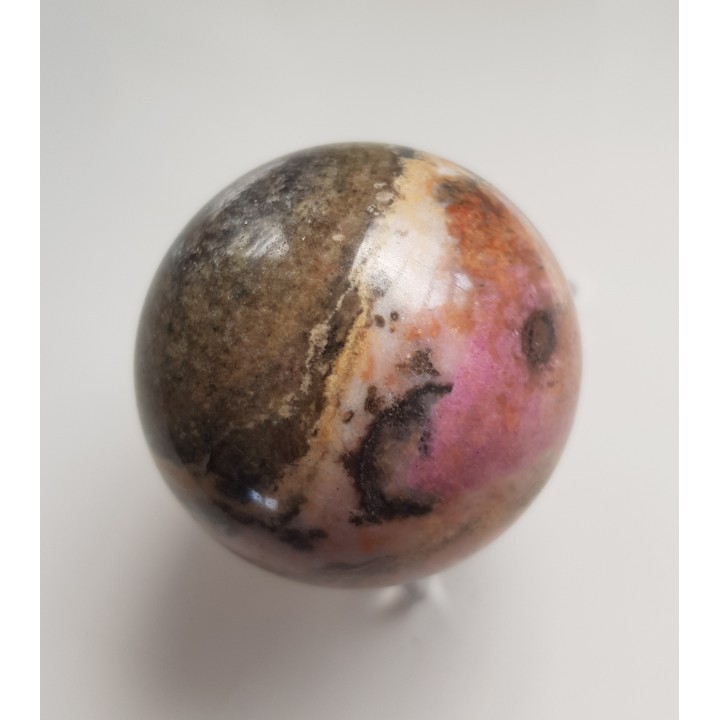 Polerowana kula z rodonitu z Saint Marcel (Dolina Aosty, Włochy)