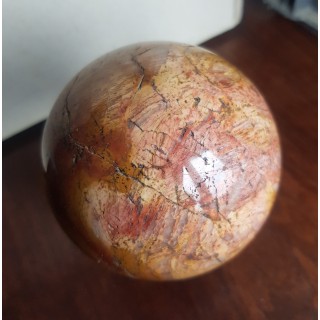 Kula z ozdobnej skały kwarcowo-serycytowej z okolic Żarowa