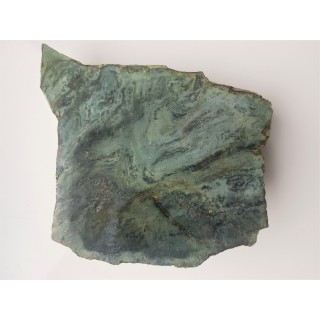 Zafałdowany skarn z nefrytem ze Złotego Stoku