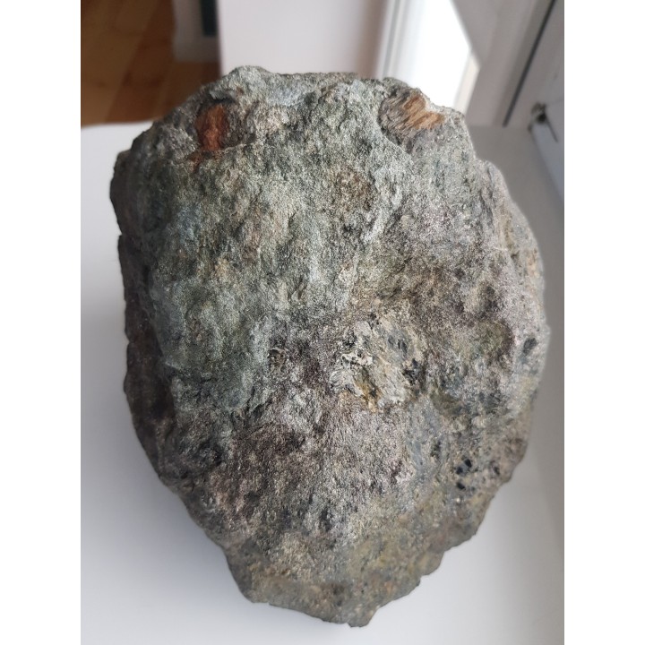 Wielki kryształ piroksenu w noduli z serpentynitów z Gór Sowich