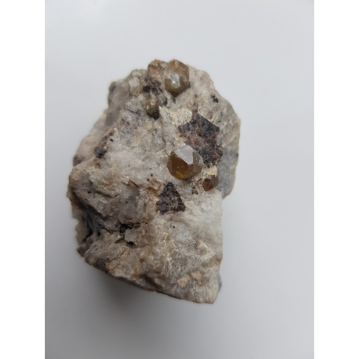 Cyrkon w pegmatycie z wiszniewitem (odmiana kankrynitu) z Wiszniewogorska na Uralu