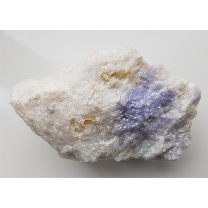 Fioletowy skapolit w marmurze ze Sludianki nad Bajkałem