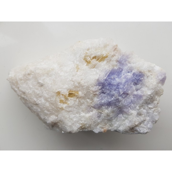 Fioletowy skapolit w marmurze ze Sludianki nad Bajkałem