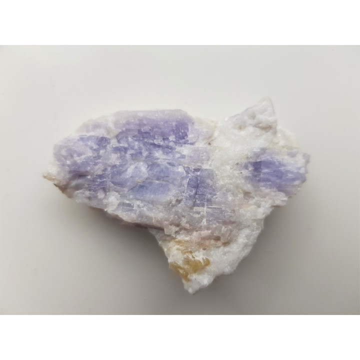 Fioletowy skapolit w marmurze ze Sludianki nad Bajkałem