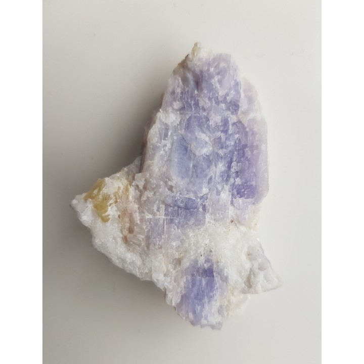 Fioletowy skapolit w marmurze ze Sludianki nad Bajkałem