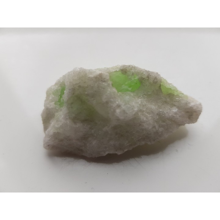 Wanadowy diopsyd - ławrowit w marmurze ze Sludianki nad Bajkałem