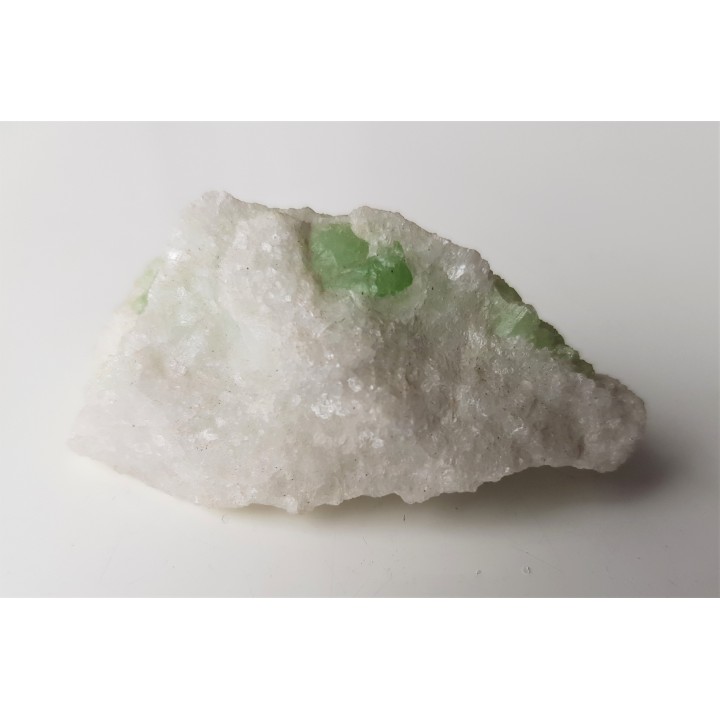 Wanadowy diopsyd - ławrowit w marmurze ze Sludianki nad Bajkałem