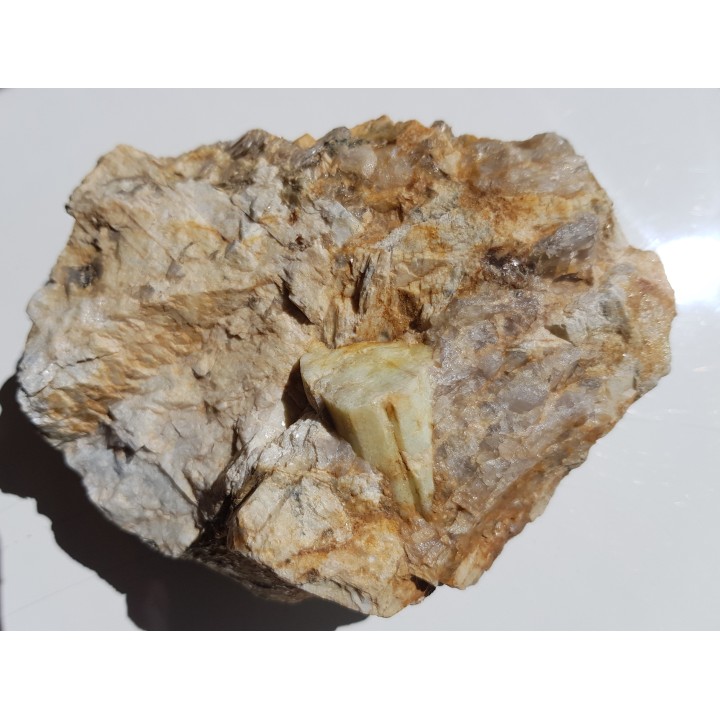 Masywny kryształ berylu w kwarcu z Owiesna