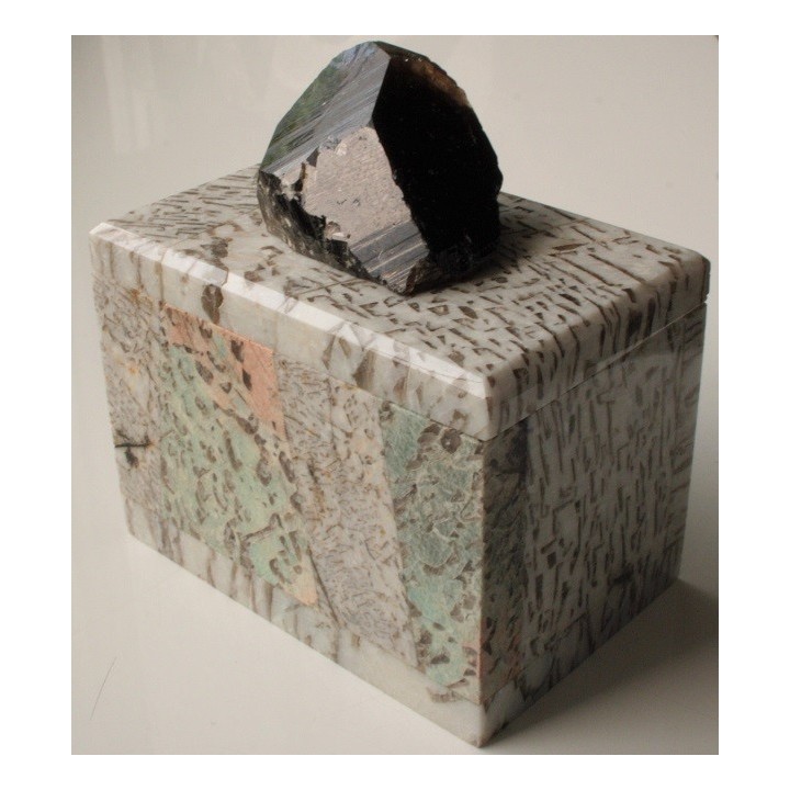 Szkatułka z zielonego oraz białego kamienia hebrajskiego z kwarcem dymnym