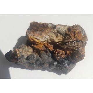 Naciekowe skupienia hematytu, tzw. szklane głowy z Janowic Wlk.