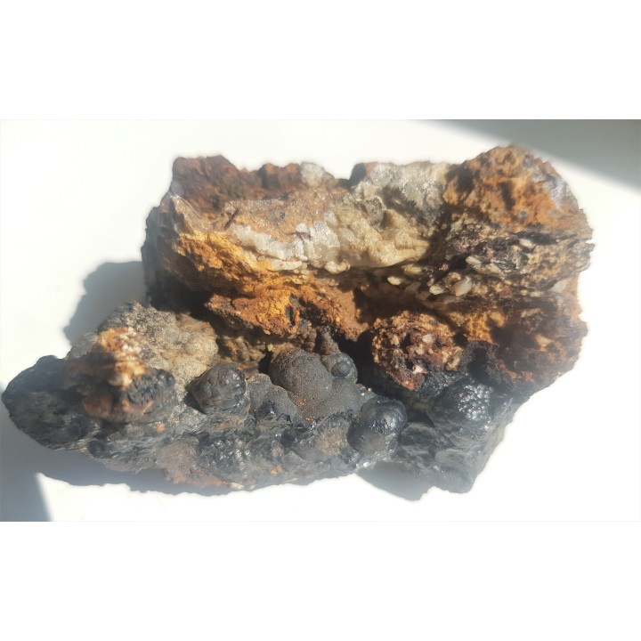 Naciekowe skupienia hematytu, tzw. szklane głowy z Janowic Wlk.