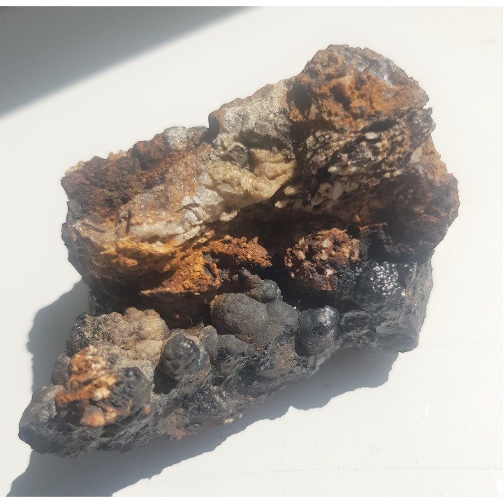 Naciekowe skupienia hematytu, tzw. szklane głowy z Janowic Wlk.