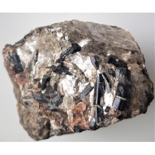 Kryształy szerlu o pięknym połysku w muskowicie z Piławy Górnej