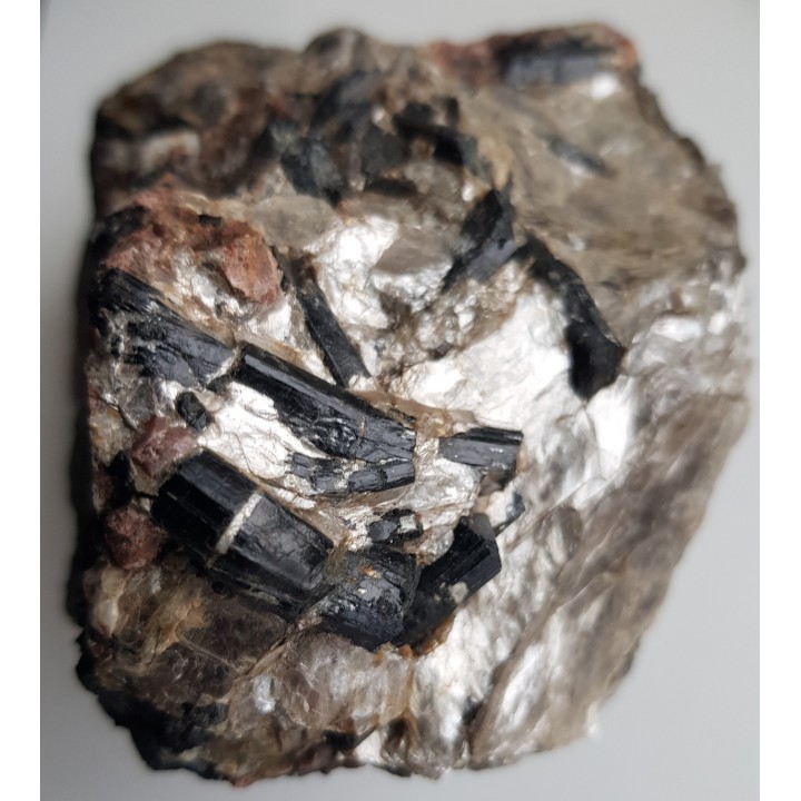 Kryształy szerlu o pięknym połysku w muskowicie z Piławy Górnej