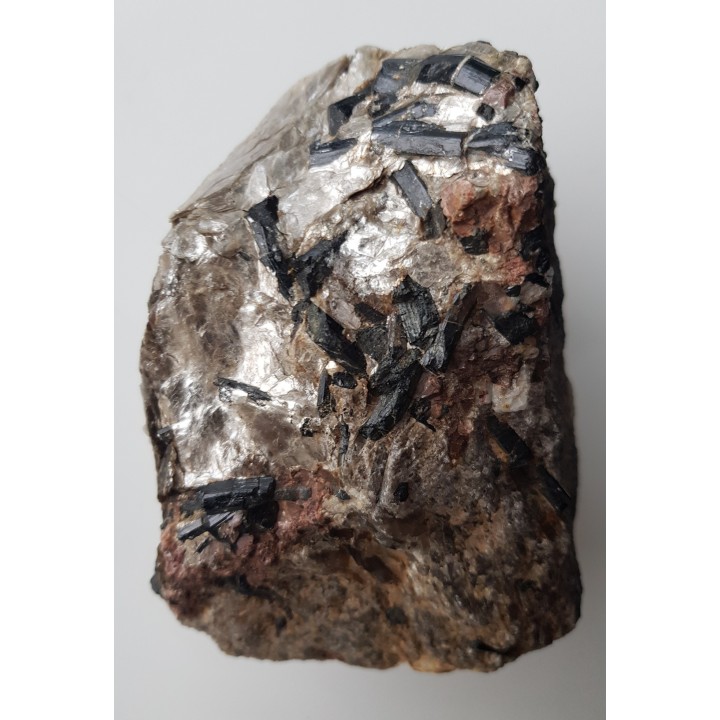 Kryształy szerlu o pięknym połysku w muskowicie z Piławy Górnej