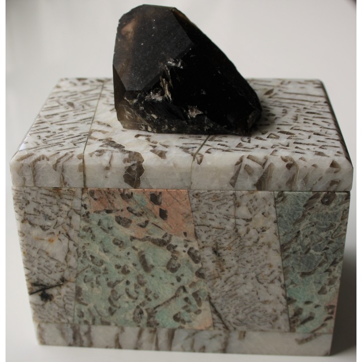 Szkatułka z zielonego oraz białego kamienia hebrajskiego z kwarcem dymnym