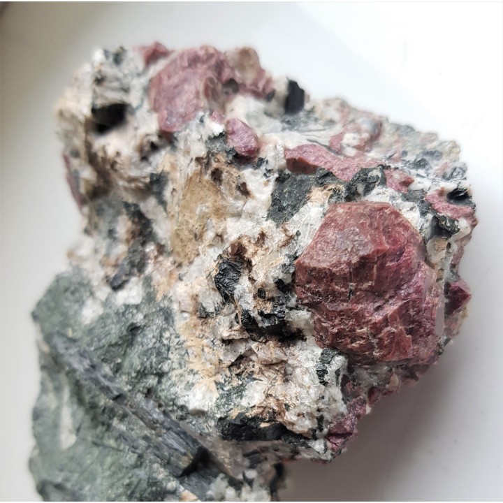 Kryształy eudialitu w sjenicie z Grenlandii