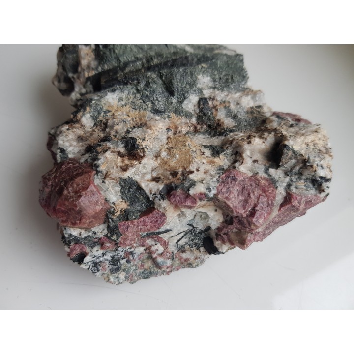 Kryształy eudialitu w sjenicie z Grenlandii