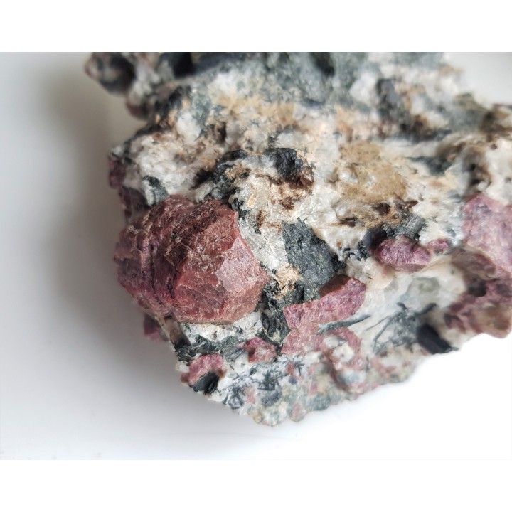 Kryształy eudialitu w sjenicie z Grenlandii