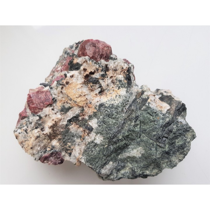 Kryształy eudialitu w sjenicie z Grenlandii