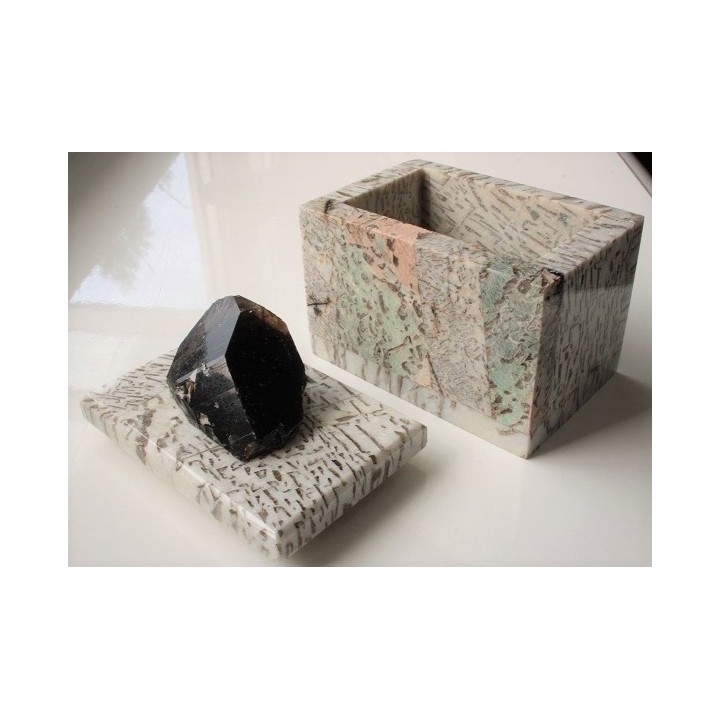 Szkatułka z zielonego oraz białego kamienia hebrajskiego z kwarcem dymnym