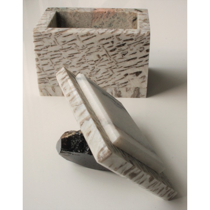 Szkatułka z zielonego oraz białego kamienia hebrajskiego z kwarcem dymnym