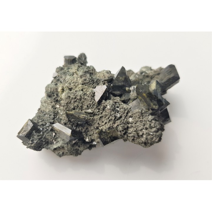 Wyjątkowa druza kryształów puszkinitu z Uralu