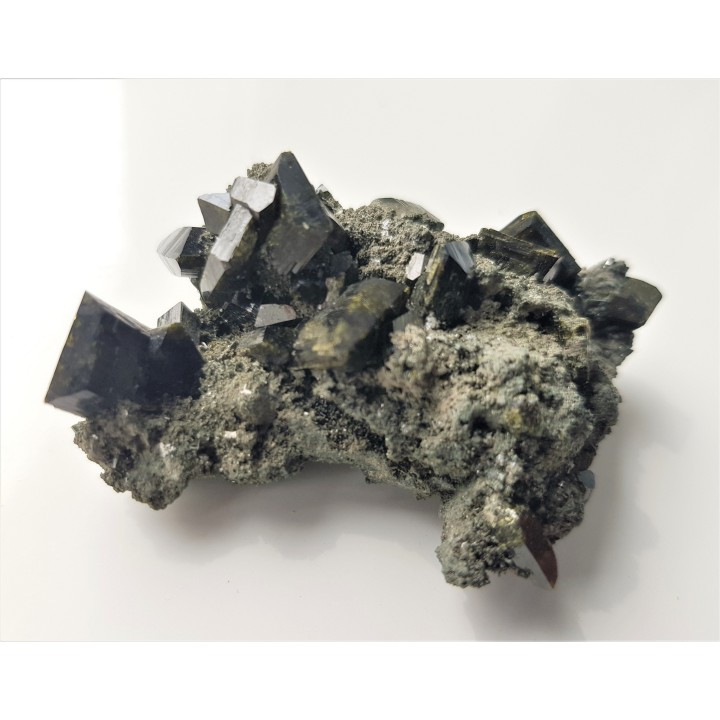 Wyjątkowa druza kryształów puszkinitu z Uralu