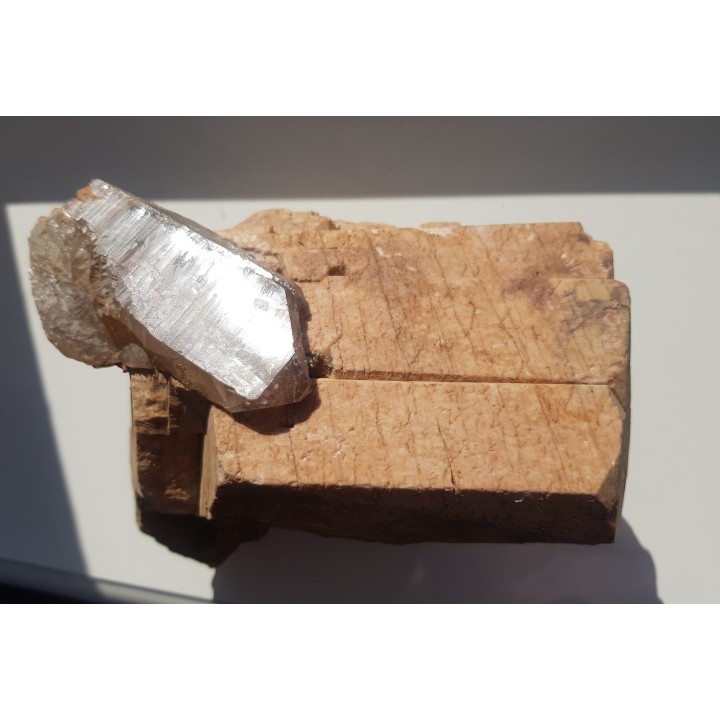 Wielki, idealnie wykształcony kryształ skalenia z kwarcem z okolic Jeleniej Góry