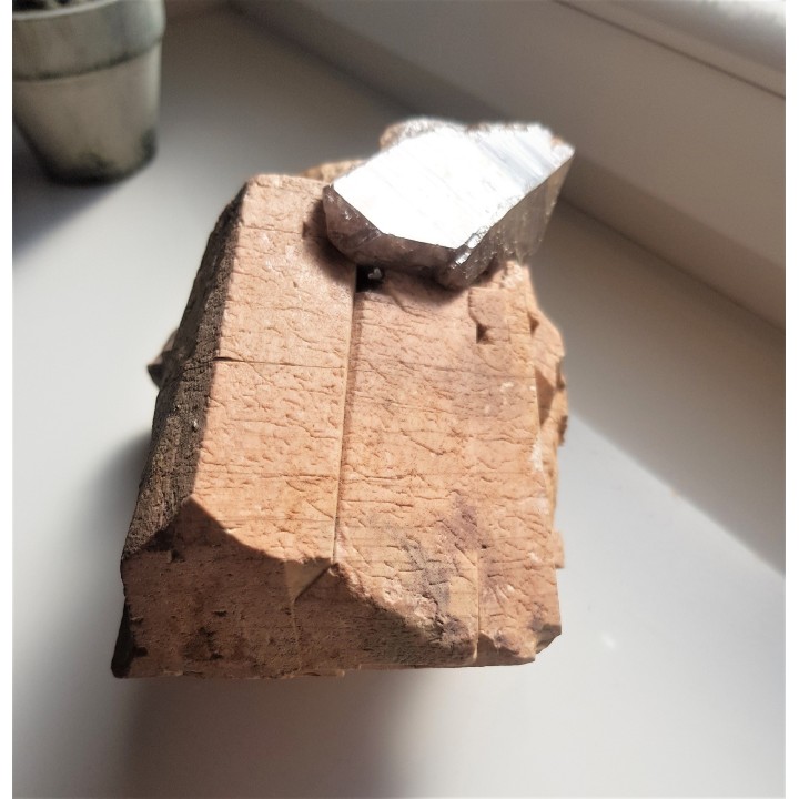 Wielki, idealnie wykształcony kryształ skalenia z kwarcem z okolic Jeleniej Góry