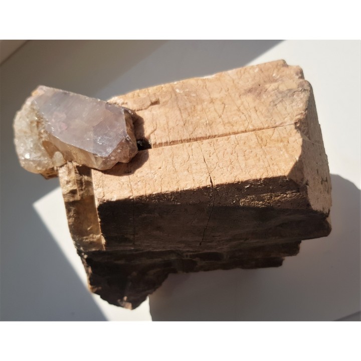 Wielki, idealnie wykształcony kryształ skalenia z kwarcem z okolic Jeleniej Góry