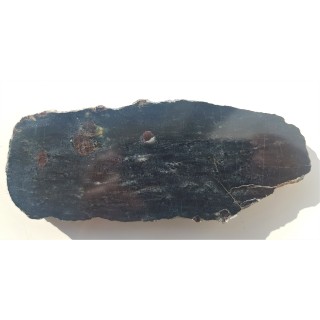 Hornfels z dużymi czerwonymi granatami a także korundem widocznym pod lupą z Żelazna k. Kłodzka