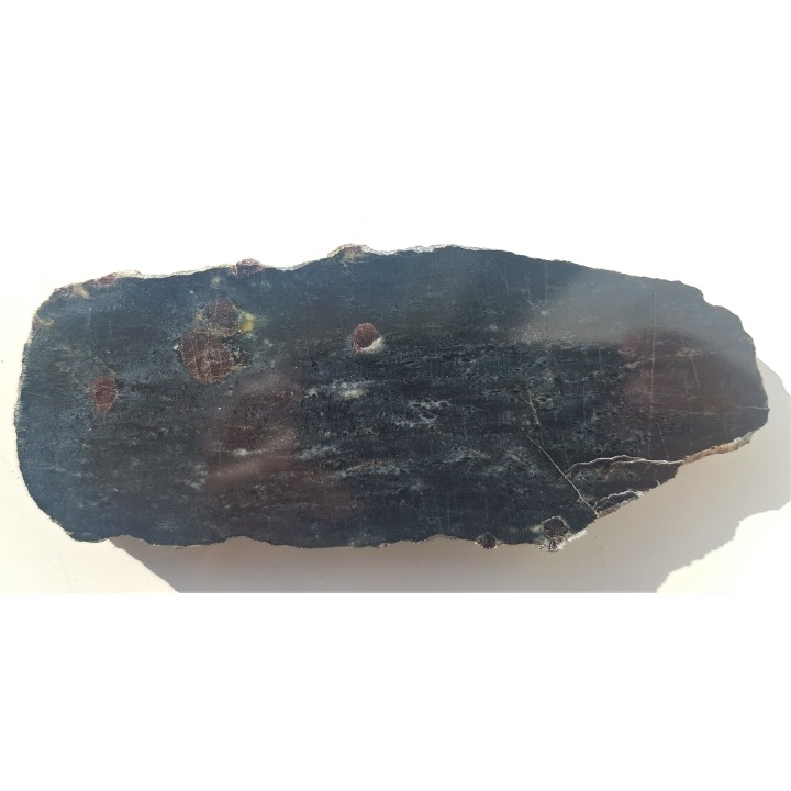 Hornfels z dużymi czerwonymi granatami a także korundem widocznym pod lupą z Żelazna k. Kłodzka