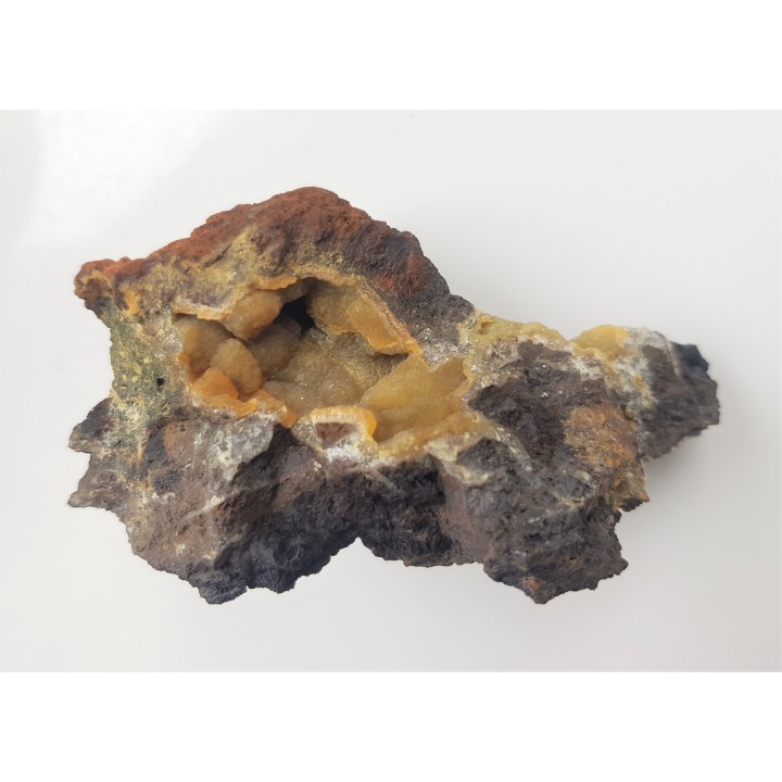 Druza wypełniona kwarcem pokrytym chalcedonem z Męcinki k. Jawora