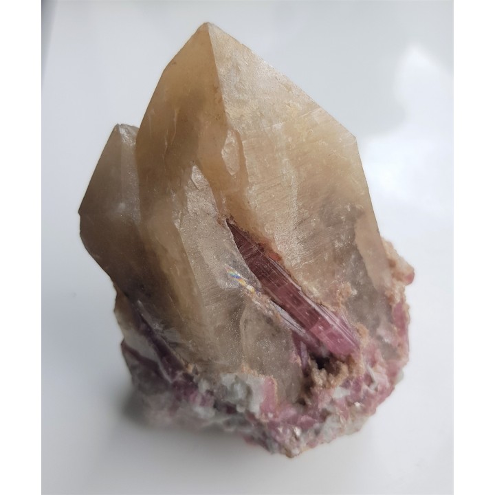 Rubellity na kryształach kwarcu z pegmatytów Malchan (Rosja)