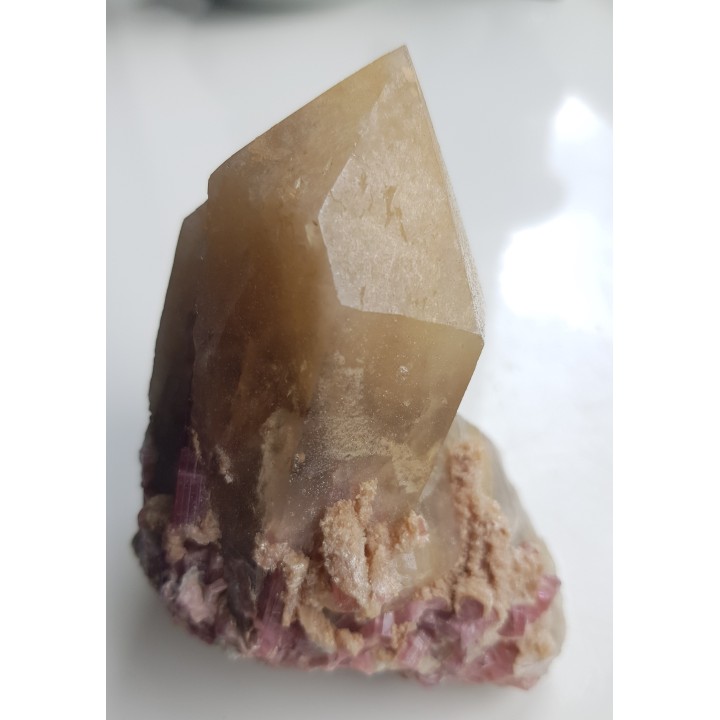 Rubellity na kryształach kwarcu z pegmatytów Malchan (Rosja)