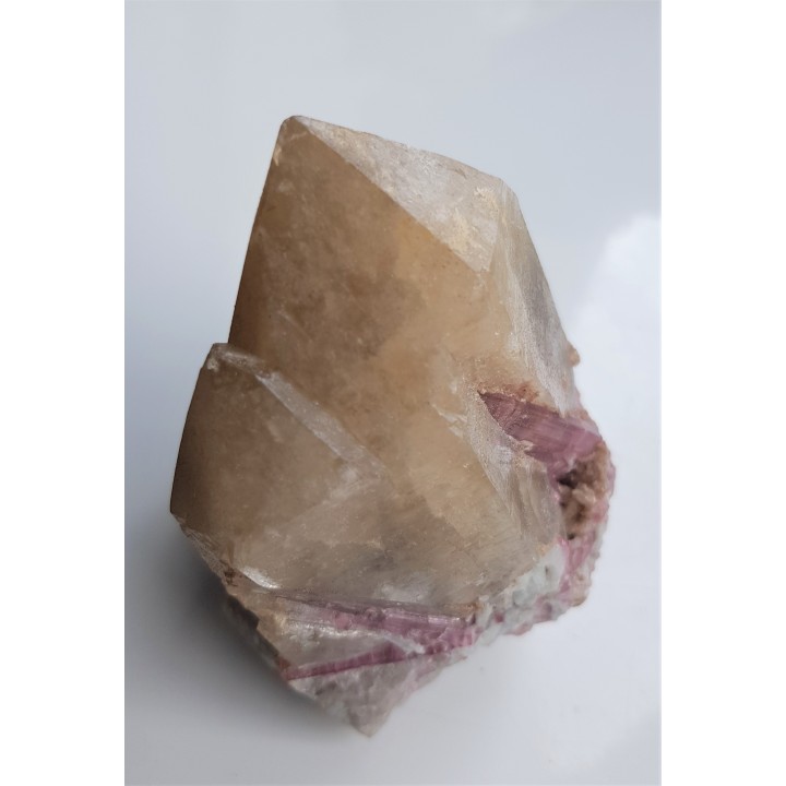 Rubellity na kryształach kwarcu z pegmatytów Malchan (Rosja)