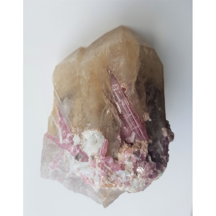 Rubellity na kryształach kwarcu z pegmatytów Malchan (Rosja)