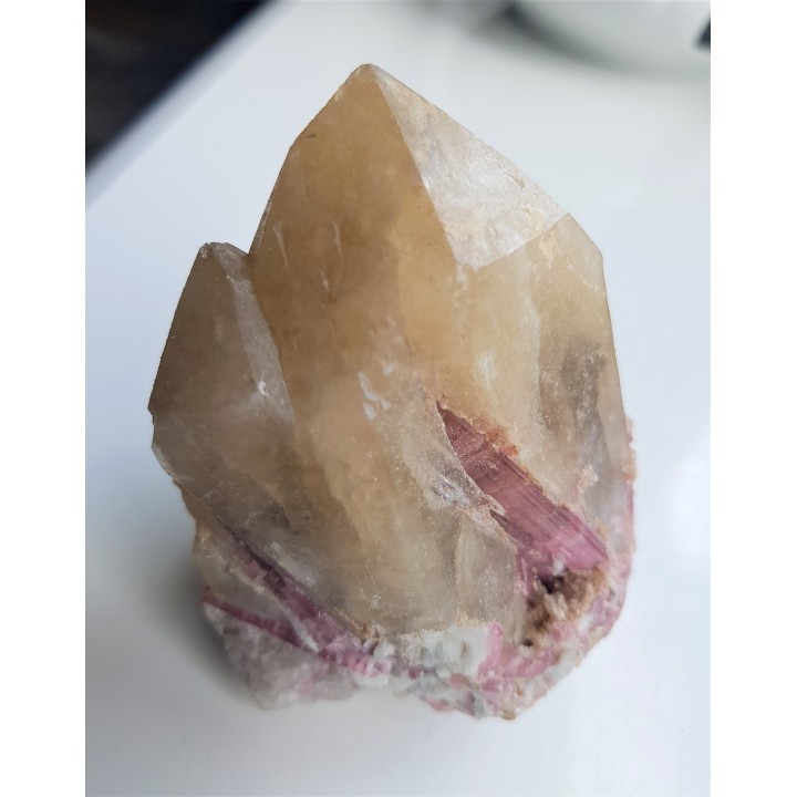 Rubellity na kryształach kwarcu z pegmatytów Malchan (Rosja)