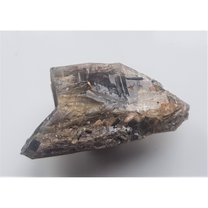 Kwarc dymny obficie przerośnięty kryształkami turmalinu z Łomnicy k. Jeleniej Góry