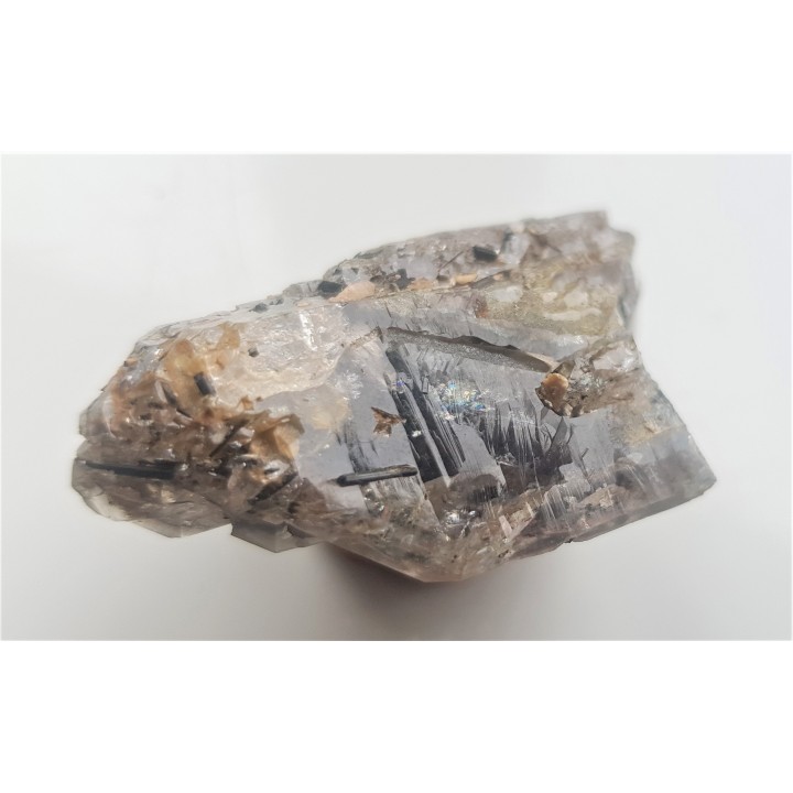 Kwarc dymny obficie przerośnięty kryształkami turmalinu z Łomnicy k. Jeleniej Góry